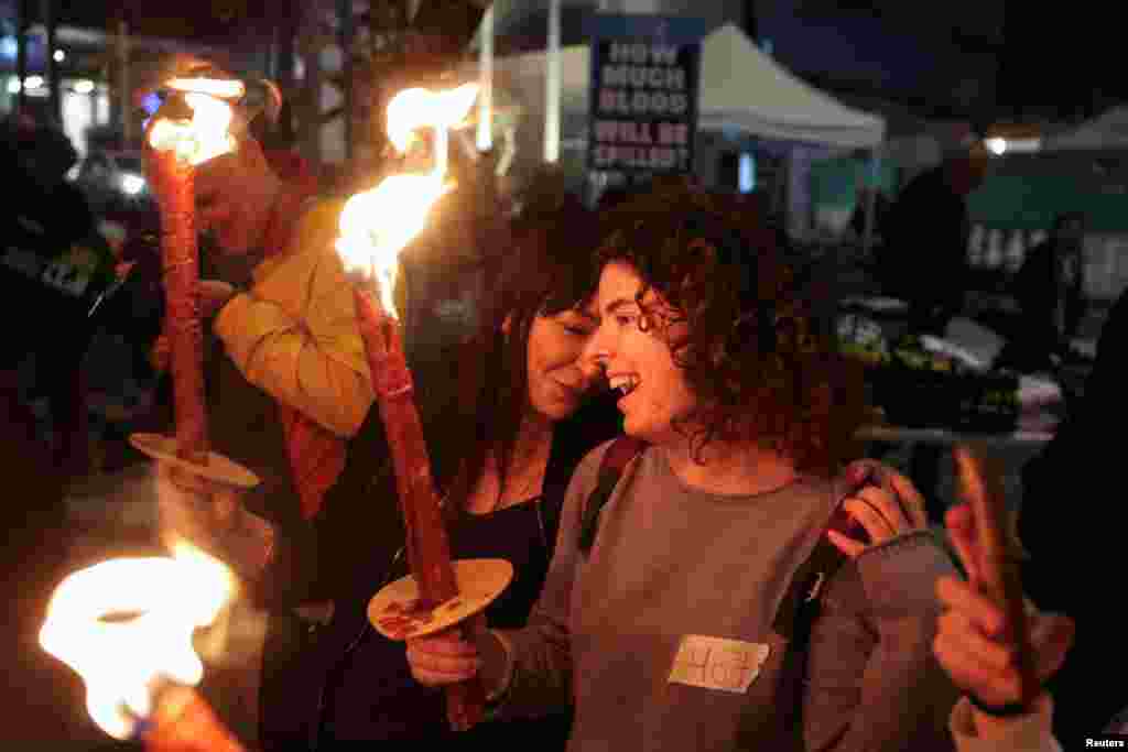 Disa pjesëmarrëse në protestën në Tel Aviv, ndërkohë që u bë e ditur arritja e marrëveshjes Izrael - Hamas. Fillimisht Hamasi do t&rsquo;i lirojë 33 pengje &ndash; që pritet të jenë kryesisht gra, të moshuar dhe të sëmurë &ndash; në këmbim të palestinezëve të mbajtur në burgjet izraelite.