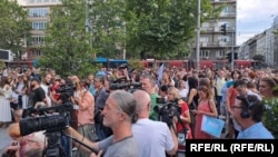 Na konferenciji za medije, kojoj je prisustvovalo i više stotina građana, studenti u blokadi Pravnog fakulteta optužili su policiju za nasilje nad demonstrantima tokom protesta 28. juna i uličnih blokada koje su usledile.