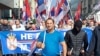 Pristalice Srpske naprede stranke pristižu na Trg kralja Milana u Nišu, 17. maj 2025.
