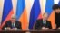 Ռուսաստանի և Հայաստանի նախագահներ Վլադիմիր Պուտինը և Սերժ Սարգսյանը փաստաթղթեր են ստորագրում իրենց հանդիպումից հետո, Նովո Օգարյովո, 3-ը սեպտեմբերի, 2013թ․