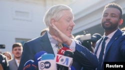 Senatorul republican Lindsey Graham, vorbindu-le jurnaliștilor la ieșirea sa de la Casa Albă, după întrevederea Trump-Zelenski.