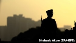 د پاکستان هوايي ځواک یو سرتېری په کراچۍ کې د هېواد د بنسټ ایښودونکي محمد علي جناح له مزار سره ولاړ دی - د ارشیف انځور. 