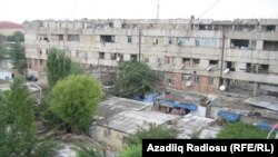 Bakıda tikintisi yarımçıq qalmış doqquzmərtəbəli binalar. 