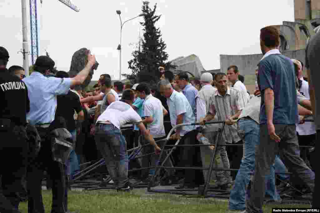 Протести на Албанците против полициската операција Монструм.