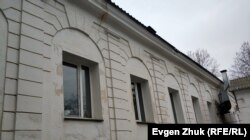 Трещины на правом боковом фасаде