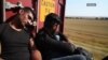 Мигранти од Грција меѓу вагони до Македонија