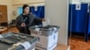 O alegătoare, votând în al doilea tur de scrutin al alegerilor prezidențiale din România, Chișinău, 16 mai 2025.