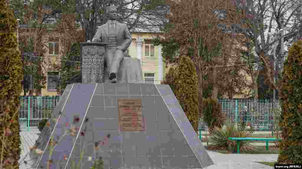 Памятник Бекиру Чобан-Заде (1893-1937) &ndash; выдающемуся крымскотатарскому поэту, тюркологу и академику. Ученый был репрессирован и расстрелян советской властью за &laquo;буржуазный национализм&raquo;