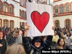 Studenti okupljeni ispred zgrade Rektorata u Beogradu, 2. decembar 2024.