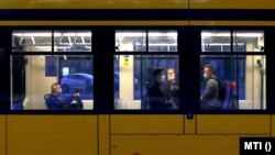 Védőmaszkot viselő utasok egy budapesti villamoson 2020. június 7-én