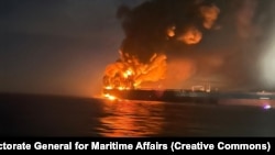 Пожар на подсанкционном танкере Kairos, принадлежащем "теневому флоту" России, у черноморского побережья Турции после удара морских дронов. 28 ноября 2025 года