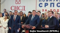 Милорад Додик (во средина) прогласи победа на Синиша Каран (лево) на изборите за претседател на Република Српска.