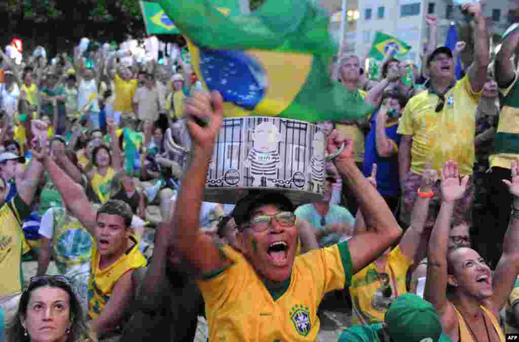 Сейчас вопрос об импичменте направлен в сенат Бразилии. Заключительное голосование состоится в начале мая. На фото &ndash; сторонники отставки Русеф в Рио-де-Жанейро.