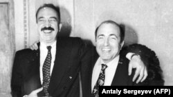 Nikolai Glușkov (stânga) și Boris Berezovski (dreapta) la Moscova, octombrie 1994