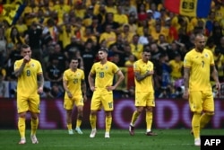 Jucătorii României sunt dezamăgiți după meciul pierdut cu Olanda, scor 3-0.