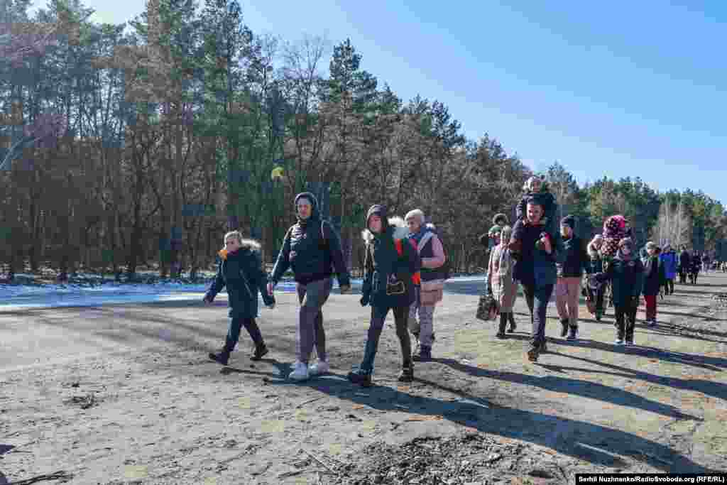 Дорога на Демидів, люди виходять самотужки з окупованої частини півночі Київщини, 10 березня 2022 року