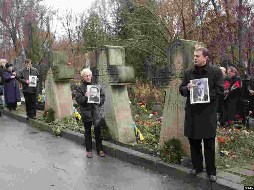 Хрести над могилами Василя Стуса, Юрія Литвина та Олекси Тихого - Велелюдна процесія з Софійського майдану до Байкового кладовища 19 листопада 1989 р., перепоховання ще не реабілітованих «особливо небезпечних державних злочинців» стала великим кроком у поступі до незалежності