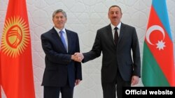 Президент Азербайджана Ильхам Алиев приветствует своего коллегу из Кыргызстана Алмазбека Атамбаева на саммите глав тюркоязычных государств. 15 августа 2013 года