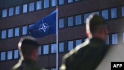 Një flamur i NATO-s duke valëvitur para shtabit të përgjithshëm të Forcave të Armatosura të Suedisë, në Stokholm, më 11 mars 2024.
