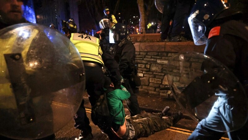 Уапсени 10 демонстранти на протести во Бристол 