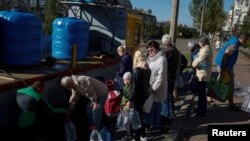 Nikolaev: locuitorii stau la coadă pentru apă potabilă, după ce atacurile rusești au avariat alimentarea unei mari părți a orașului cu apă și electricitate, Ucraina, 16 octombrie 2022.