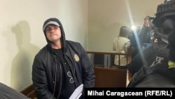 Constantin Țuțu a fost adus silit pe 20 octombrie la Judecătoria Buiucani, unde este judecat pentru escrocherie, trafic de influență și îmbogățire ilicită. Atunci, el a cerut ca dosarul să fie examinat în absență.