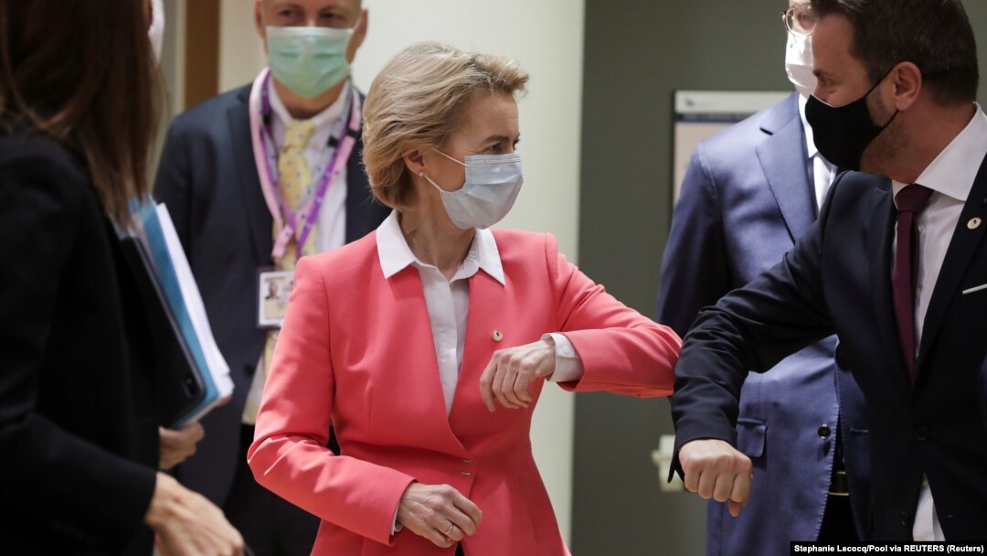 Președinta Comisiei Europene Ursula von der Leyen îl salută pe premierul din Luxembourg Xavier Bettel. Bruxelles, 17 iulie.