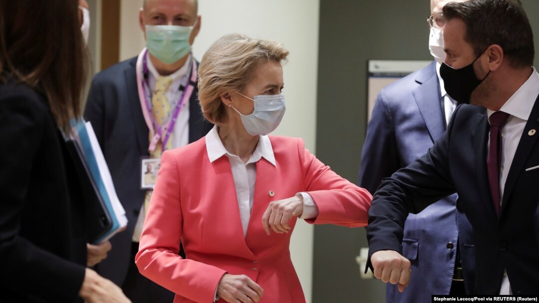 Președinta Comisiei Europene, Ursula von der Leyen și premierul Xavier Bettel, se salută cu „eticheta” impusă de pandemie, la primul summit față-n față din luna februarie 