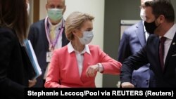 Președinta Comisiei Europene, Ursula von der Leyen și premierul Xavier Bettel, se salută cu „eticheta” impusă de pandemie, la primul summit față-n față din luna februarie 