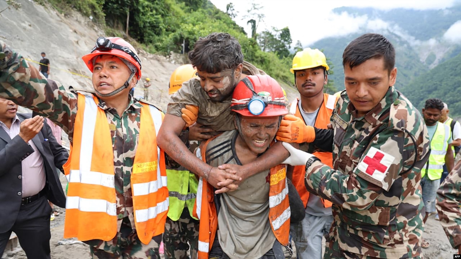 Două persoane scoase în viață după nouă zile din tunelul unei centrale hidroelectrice din Nepal