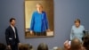 Un portret al fostei cancelare germane Angela Merkel este dezvelit la Muzeul Bode din Berlin, în prezența... modelului, pe 26 iunie 2026.