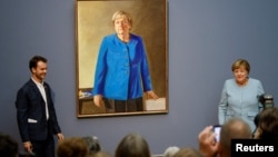 Un portret al fostei cancelare germane Angela Merkel este dezvelit la Muzeul Bode din Berlin, în prezența... modelului, pe 26 iunie 2026.