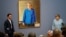 Un portret al fostei cancelare germane Angela Merkel este dezvelit la Muzeul Bode din Berlin, în prezența... modelului, pe 26 iunie 2026.