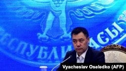 Қырғызстанның жаңа тағайындалған премьер-министрі Садыр Жапаров парламент отырысында. Бішкек, 16 қазан 2020 жыл.