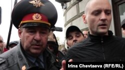 Правозащитник Лев Пономарев на одиночном пикете будет держать плакат с лозунгом "Режим убивает Сергея Удальцова! Свободу Удальцову! Палачей - к ответу!".