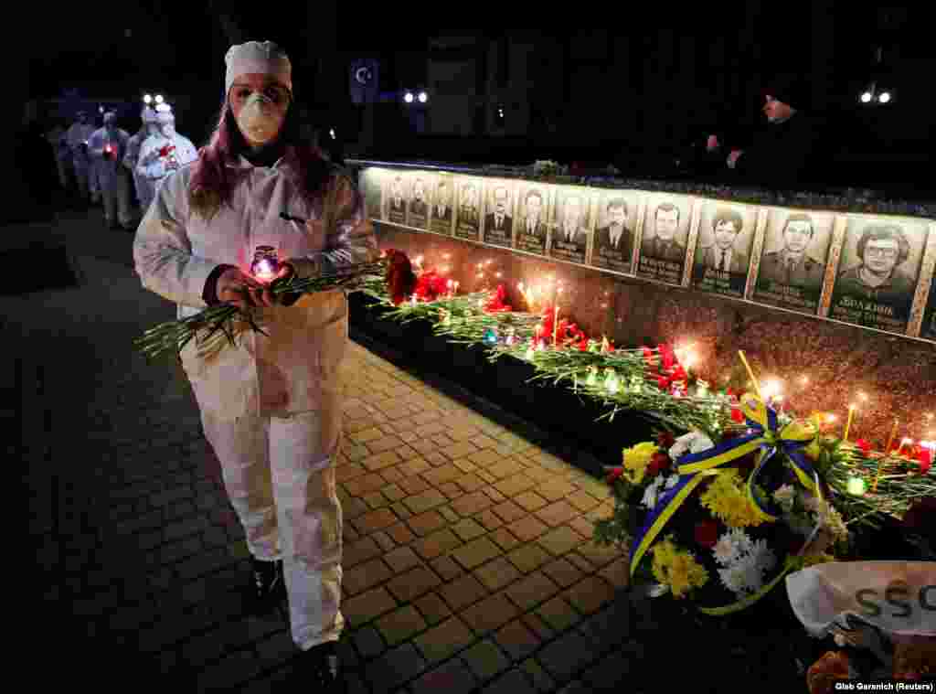 Angajați ai centralei din Cernobîl la memorialul dedicat victimelor din localitatea&nbsp;Slavutîci.