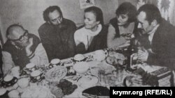 Мустафа Джемілєв (перший праворуч) у домі академіка Андрія Сахарова (крайній ліворуч), після повернення із заслання. Грудень 1986 року Иллюстрация к тексту - "Шестой процесс Мустафы Джемилева"