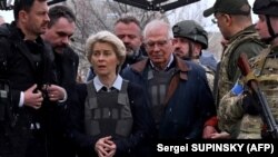 Președinta Comisiei Europene, Ursula von der Leyen, și Înaltul Reprezentant pentru politica externă a UE, Joseph Borrell, vizitând Bucea, unde militarii ruși ar fi omorât numeroși civili. 8 aprilie 2022