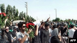 Gjatë ceremonisë së përkujtimit të viktimave - Teheran, 30 korrik 2009.