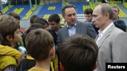 Виталий Мутко и Владимир Путин в Сочи на встрече с молодыми футболистами, 3 декабря 2010 г