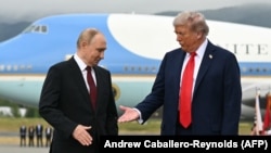 АҚШ президенті Дональд Трамп (оң жақта) пен Ресей президенті Владимир Путин. АҚШ, Аляска, 15 тамыз, 2025 жыл.