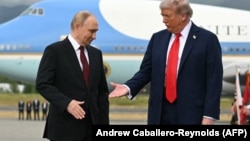 ABŞ prezidenti Donald Tramp Ankoricdəki Elmendorf-Riçardson müştərək hərbi bazasına çatdıqdan sonra Rusiya prezidenti Vladimir Putinə əl uzadır.