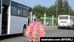 Işsiz adamlar köçelerde zat satyp, maşgala eklemäge çalyşýar.