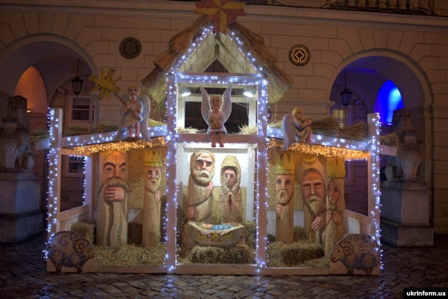 Інтерактивна різдвяна шопка авторства львівського скульптора Антона Лубія, встановлена перед міською Ратушею на площі Ринок, Львів