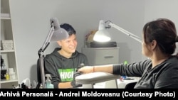 Andrei Moldoveanu a învins orice prejudecată și a devenit manichiurist-pedichiurist.