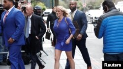 Actrița de filme pentru adulți Stephanie Clifford, cunoscută și sub numele de Stormy Daniels, sosește la studiourile ABC împreună cu avocatul ei Michael Avenatti pentru a apărea în emisiunea The View din New York.