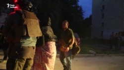 Людей шукають під завалами, близькі чекають на звістки. Місце удару по Києву (відео)