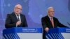 Frans Timmermans (stg) și comisarul European pentru migrație și politică internă, Dimitris Avramopoulos la conferința de presă de astăzi la Bruxelles