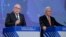Frans Timmermans (stg) și comisarul European pentru migrație și politică internă, Dimitris Avramopoulos la conferința de presă de astăzi la Bruxelles