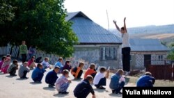 Lecţia de gimnastică la şcoala din satul Bursuc
